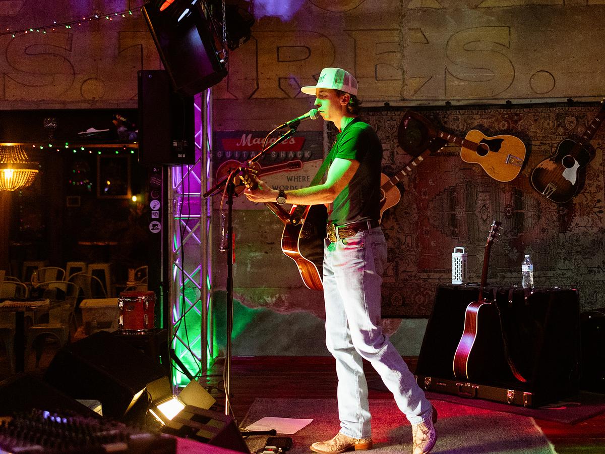 Tulsa country artist takes the stage at Maggie’s Music Box in Jenks