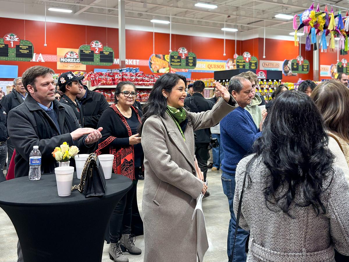 Deputy Mayor Krystal Reyes waves at the crowd during an event at Supermercado Morelos Jan. 31, 2026. Reyes was a guest speaker at the supermarket’s grand opening for the 11th store statewide.