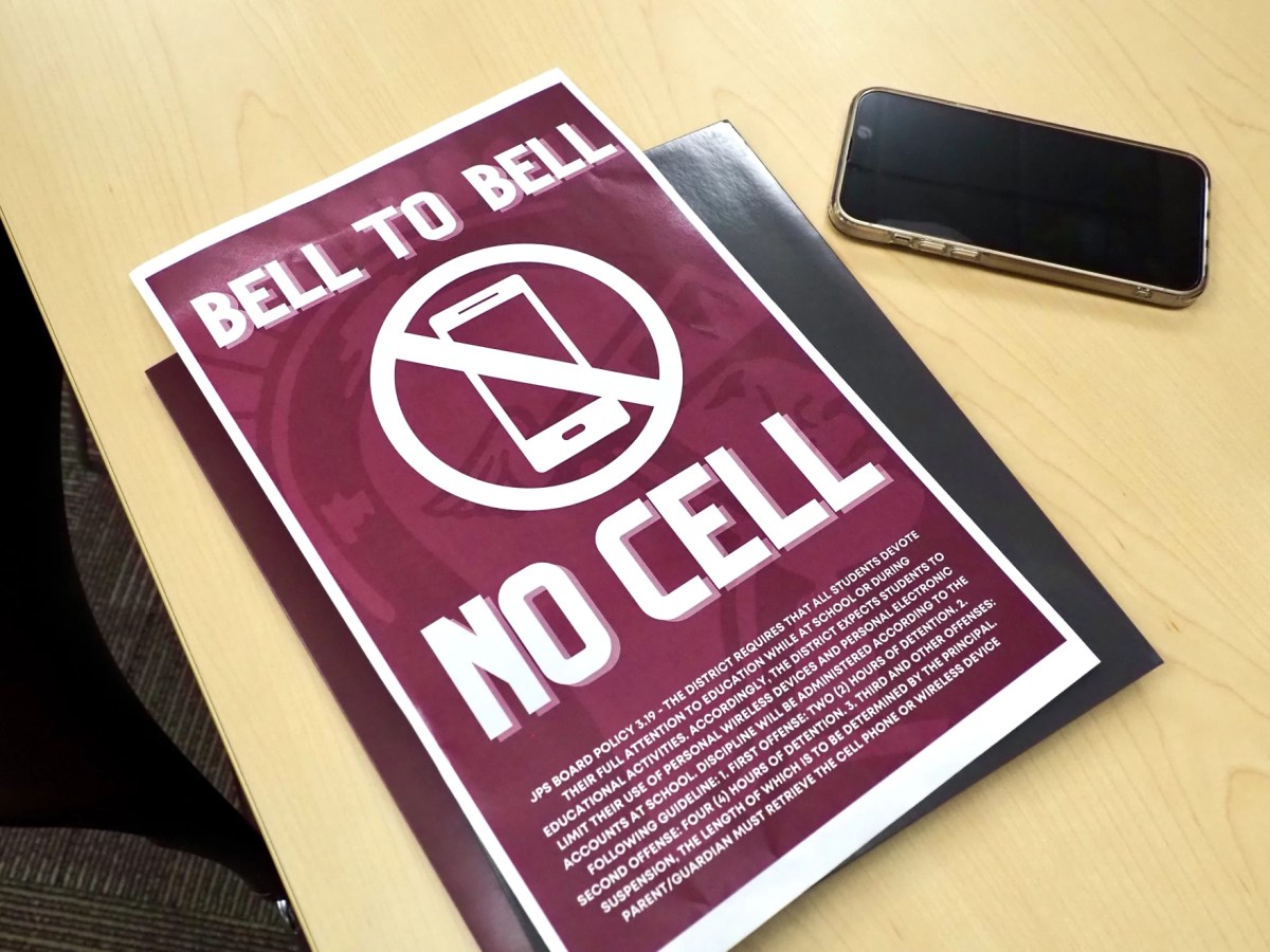 Lawmakers advance bill to make Oklahoma’s statewide school cell ban permanent