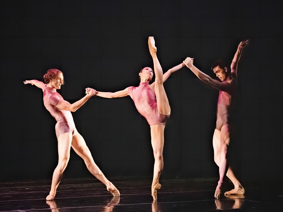 A scene from Tulsa Ballet's performance of “Divenire,” by Nicolo Fonte.